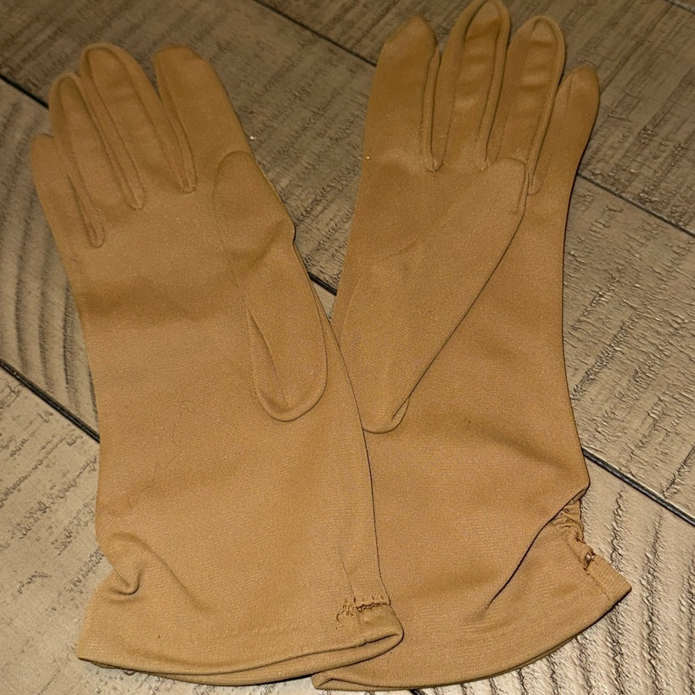 Vintage Elegant Tan Ladies Fabric Dress Gloves - Picture 2 of 2